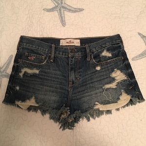Mid rise frayed shorts